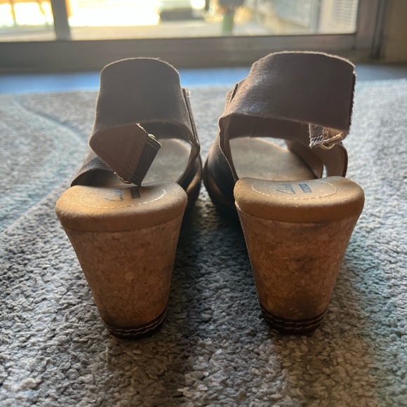 Clarks Women’s size 9 Brown Wedge Sandal - Picture 3 of 5